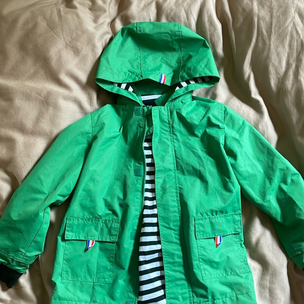 Kids rain coat size 6-7. Great condition. Zip up.